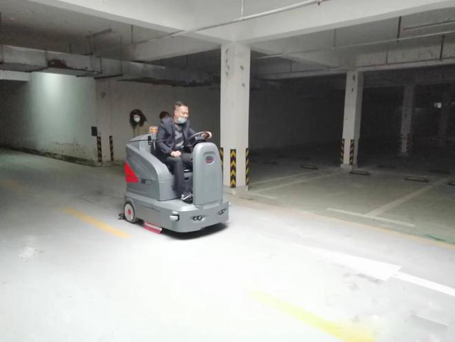 德阳小区物业保洁不用人力改用驾驶式洗地机了